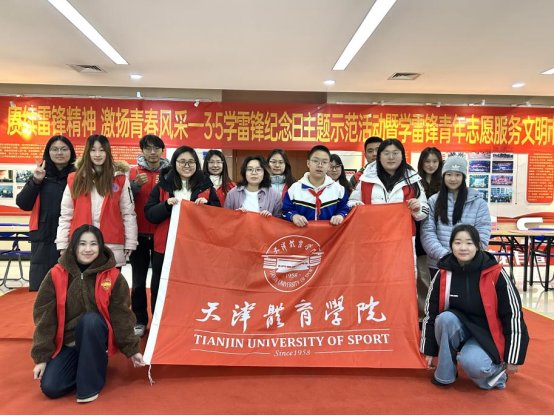 吸引众多师生驻足欣赏