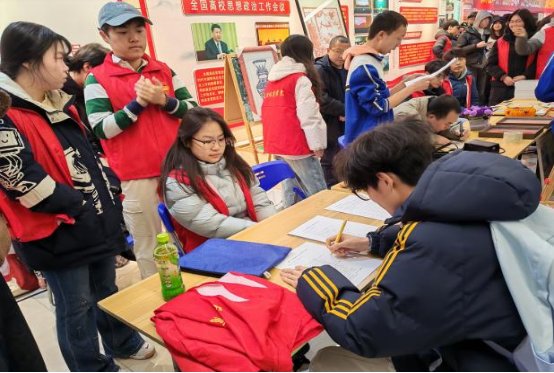用暖心服务传递志愿温度