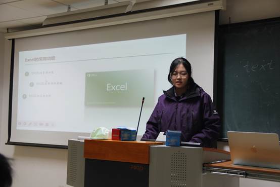 熊芷萱同学为大家讲解了PPT的基础操